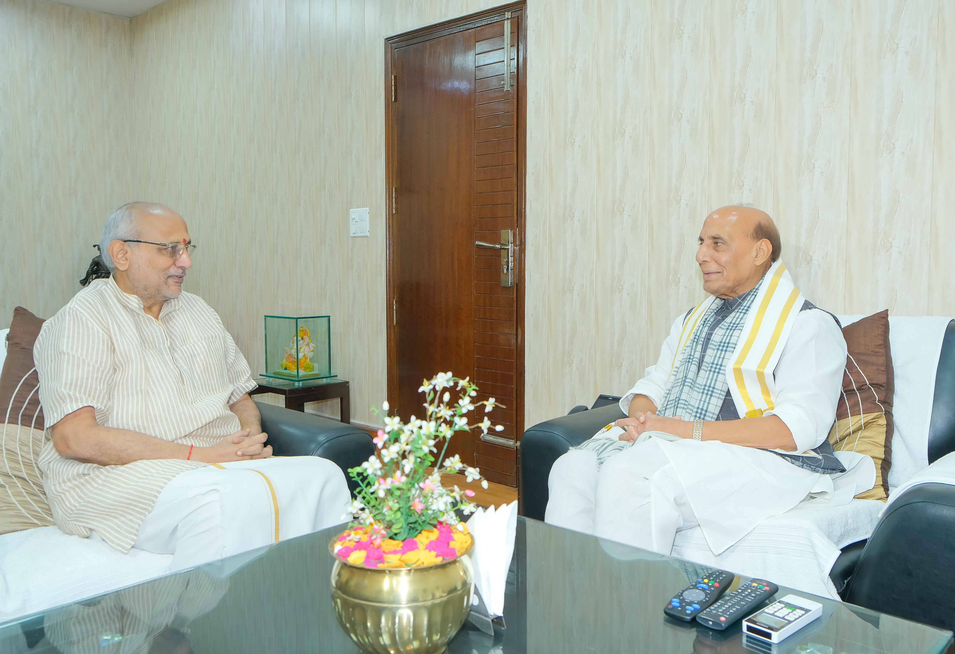 एनडीए के उपराष्ट्रपति पद के उम्मीदवार राधाकृष्णन शुक्रवार को राजनाथ से मुलाकात के दौरान एनडीए के उपराष्ट्रपति पद के उम्मीदवार राधाकृष्णन शुक्रवार को राजनाथ से मुलाकात के दौरान