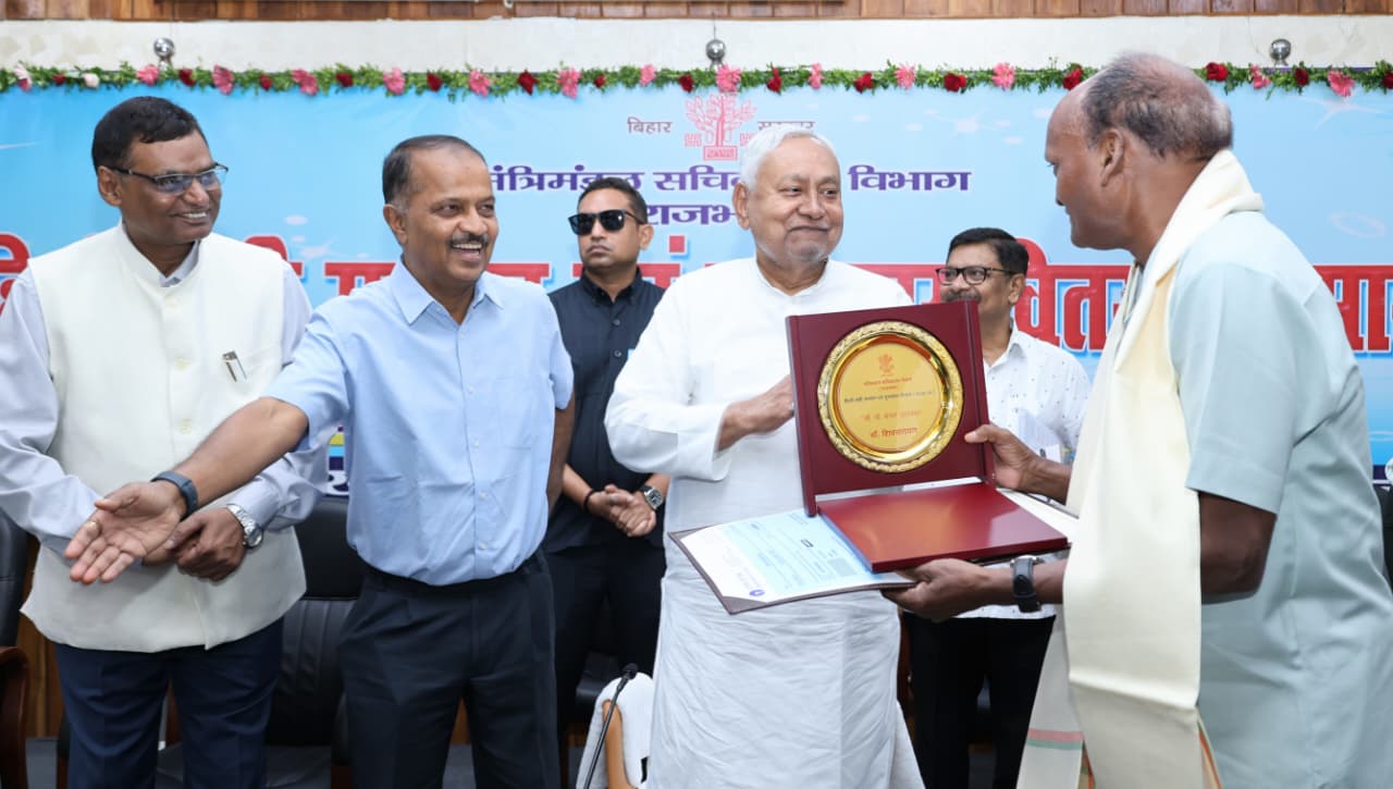मुख्यमंत्री हिन्दी के क्षेत्र के साहित्यकारों को सम्मानित करते