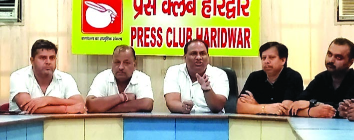 पत्रकारों से वार्ता करते हुए पत्रकारों से वार्ता करते हुए