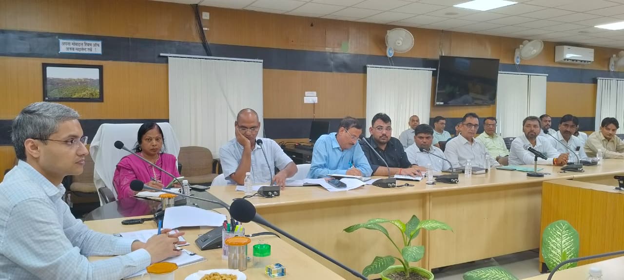 बैठक लेते जिलाधिकारी रविन्द्र सिंह बैठक लेते जिलाधिकारी रविन्द्र सिंह