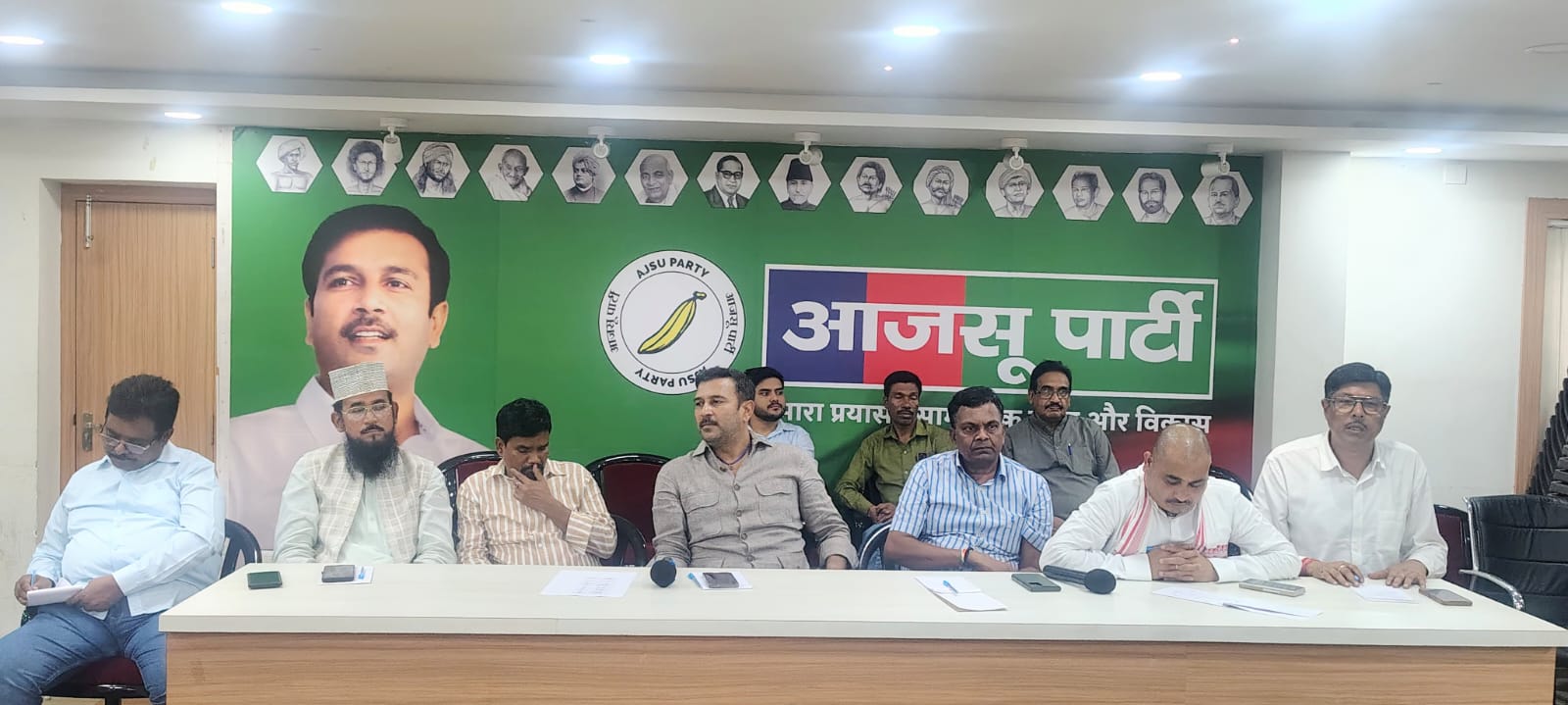 आजसू की बैठक में मौजूद पार्टी के नेता आजसू की बैठक में मौजूद पार्टी के नेता