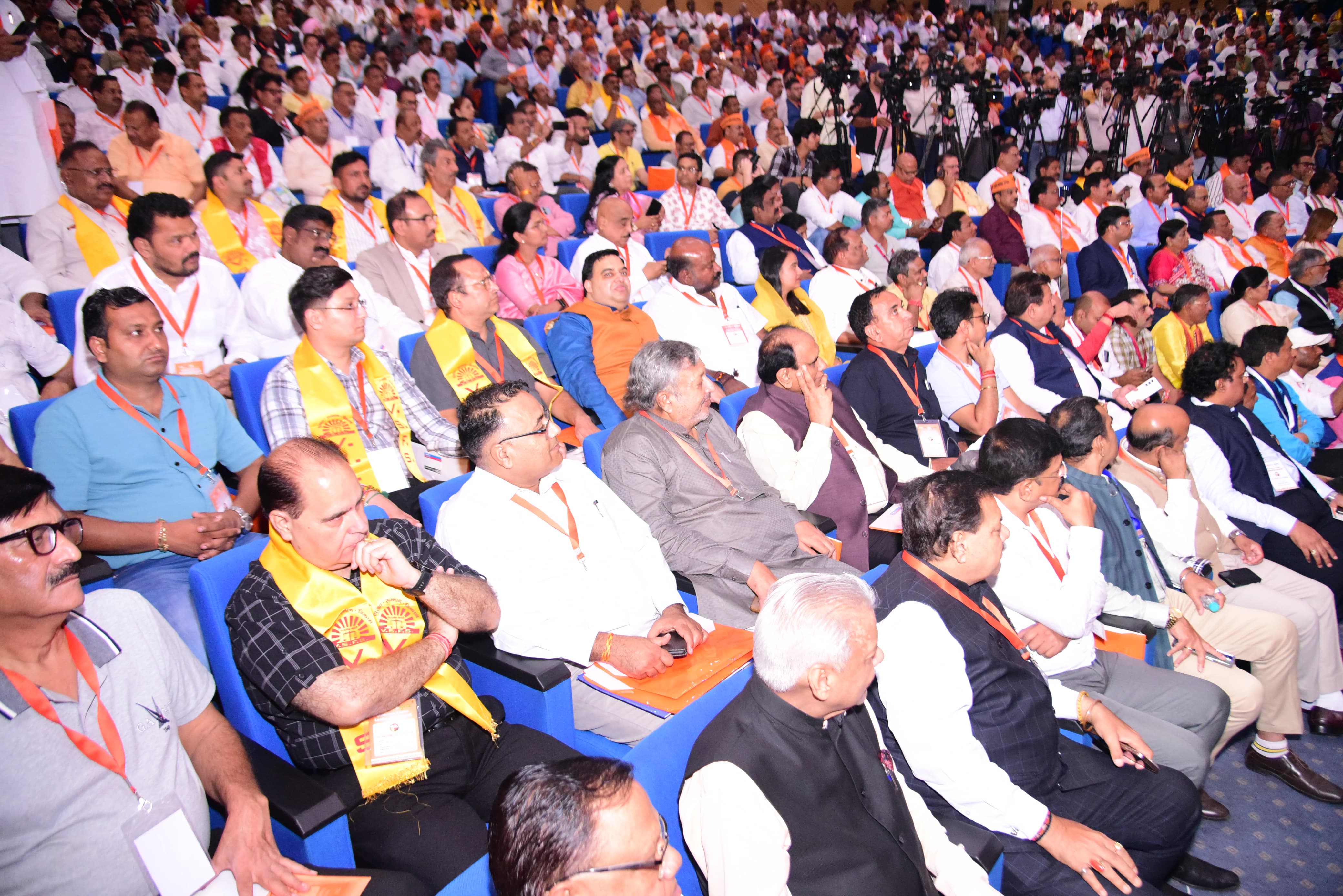 व्यापारी शिखर सम्मेलन में उपस्थित विभिन्न क्षेत्रों से आए व्यापारियों, उद्यमियों एवं ट्रेडर्स समाज के लोग। व्यापारी शिखर सम्मेलन में उपस्थित विभिन्न क्षेत्रों से आए व्यापारियों, उद्यमियों एवं ट्रेडर्स समाज के लोग।