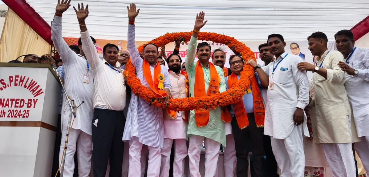 दाडऩ खाप चबूतरा पालवां पर आयोजित सम्मान समारोह में मौजूद कैबिनेट मंत्री कृष्ण बेदी, विधायक देवेंद्र चतरभुज अत्री। दाडऩ खाप चबूतरा पालवां पर आयोजित सम्मान समारोह में मौजूद कैबिनेट मंत्री कृष्ण बेदी, विधायक देवेंद्र चतरभुज अत्री।