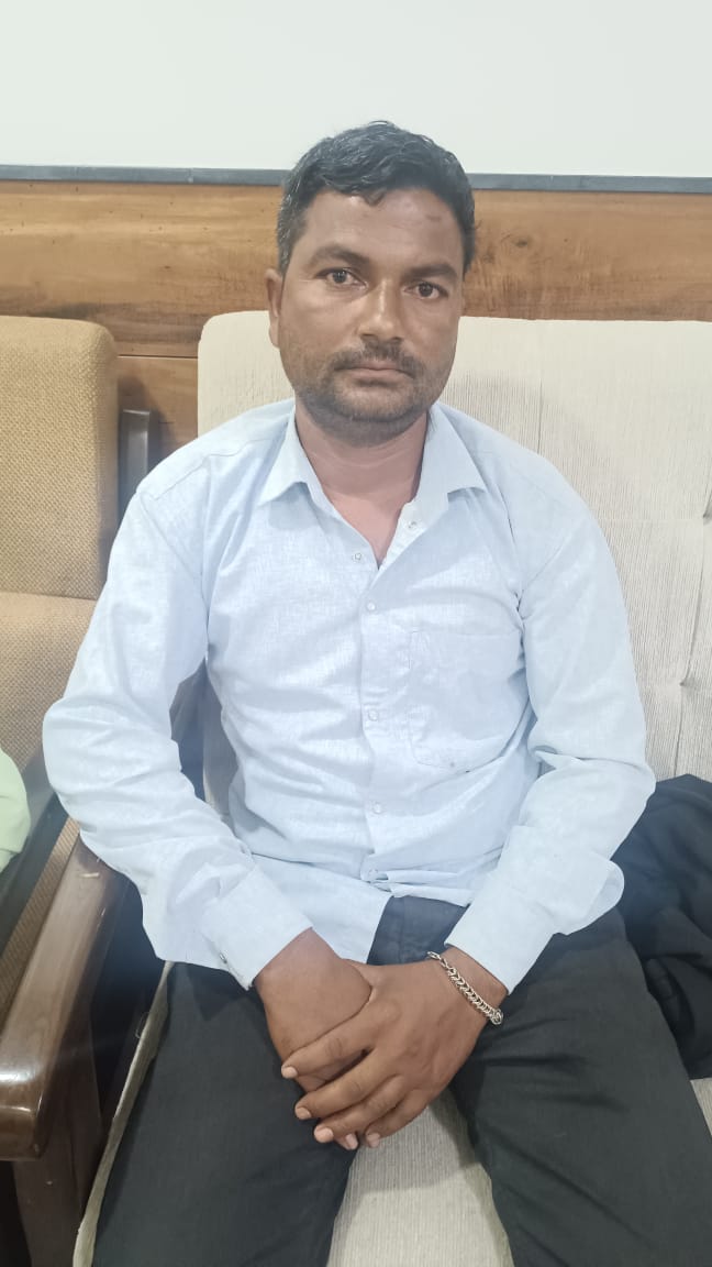 पी एम आवास की दूसरी क़िस्त के बदले 11 हजार रिश्वत लेते पकड़ाया पी एम आवास की दूसरी क़िस्त के बदले 11 हजार रिश्वत लेते पकड़ाया