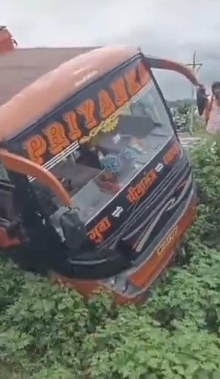 रही यात्री बस खाई में उतरी,यात्री सुरक्षित रही यात्री बस खाई में उतरी,यात्री सुरक्षित