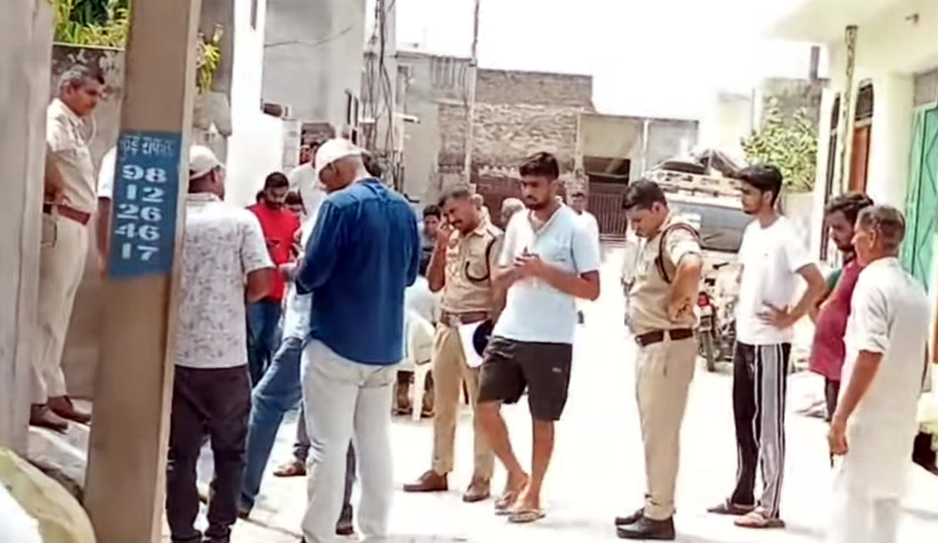 गोली चलाए जाने की सूचना मिलने मौके पर पहुंच जांच करती पुलिस।