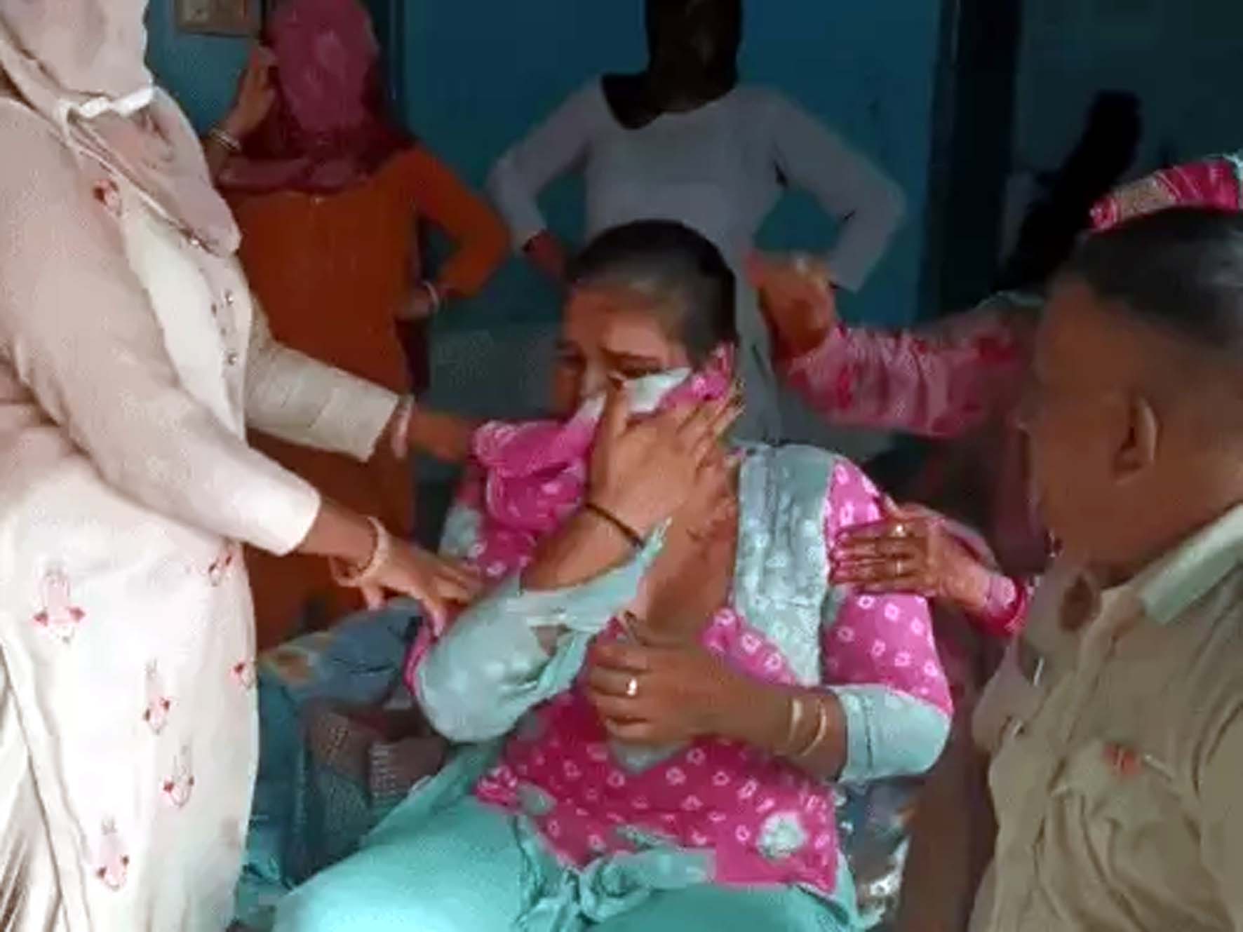 पुलिस आने के बाद रोने लगे किन्नरों को समझाते परिजन।
