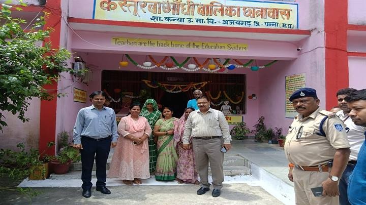 सागरः कमिश्नर ने अजयगढ़ तहसील कार्यालय का किया निरीक्षण सागरः कमिश्नर ने अजयगढ़ तहसील कार्यालय का किया निरीक्षण