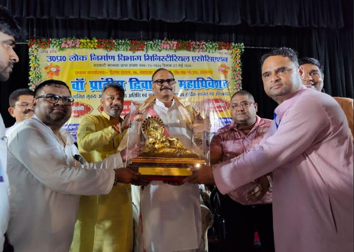 उप मुख्यमंत्री ब्रजेश पाठक का सम्मान करते हुए कर्मचारी संघ के पदाधिकारी उप मुख्यमंत्री ब्रजेश पाठक का सम्मान करते हुए कर्मचारी संघ के पदाधिकारी
