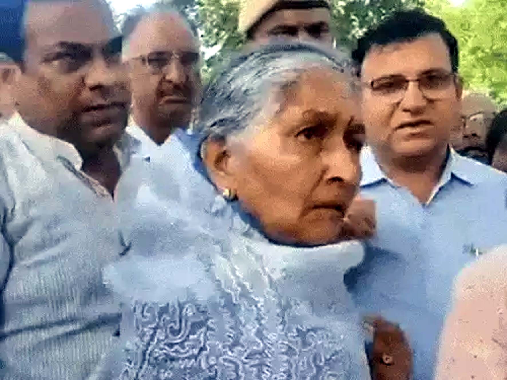 सूर्यनगर में क्षेत्रवासियों से बातचीत करती विधायक सावित्री जिंदल।