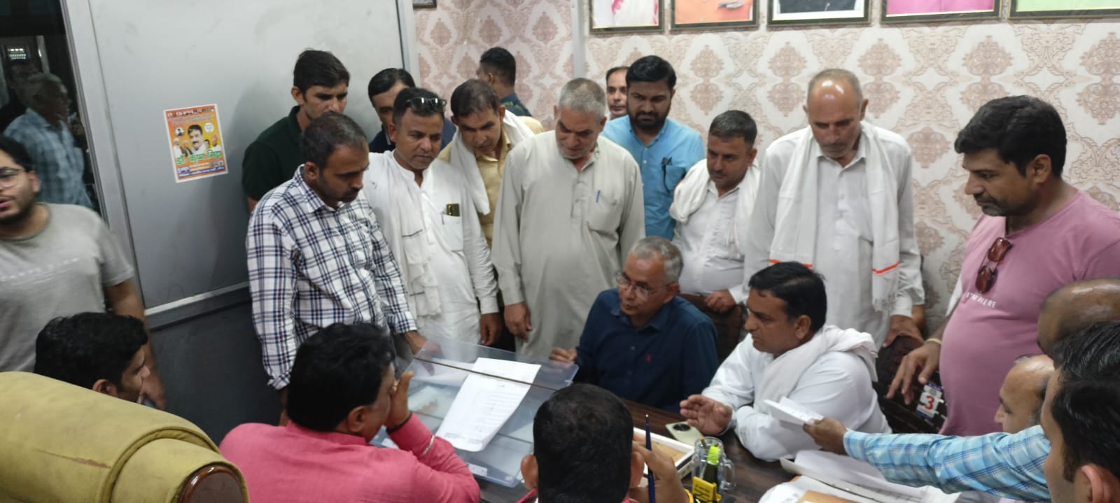 जनसमस्याएं सुनते हुए डिप्टी स्पीकर। जनसमस्याएं सुनते हुए डिप्टी स्पीकर।