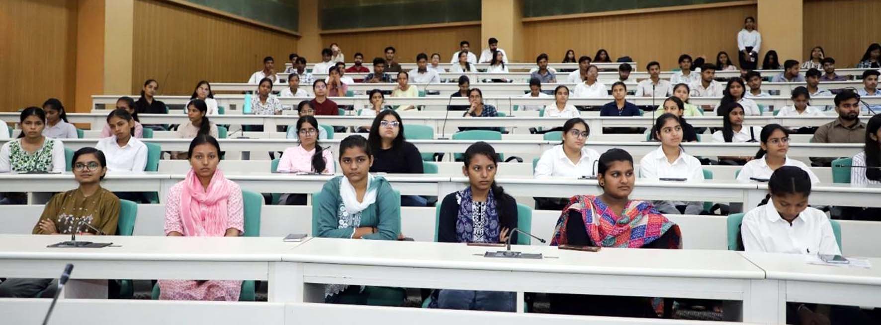 इंडक्शन कार्यक्रम में उपस्थित प्रतिभागी।