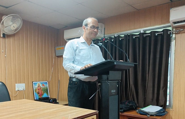 कार्यक्रम को संबोधित करते ब्रिटिश लिंगुआ के संस्थापक डॉ. बीरबल झा कार्यक्रम को संबोधित करते ब्रिटिश लिंगुआ के संस्थापक डॉ. बीरबल झा