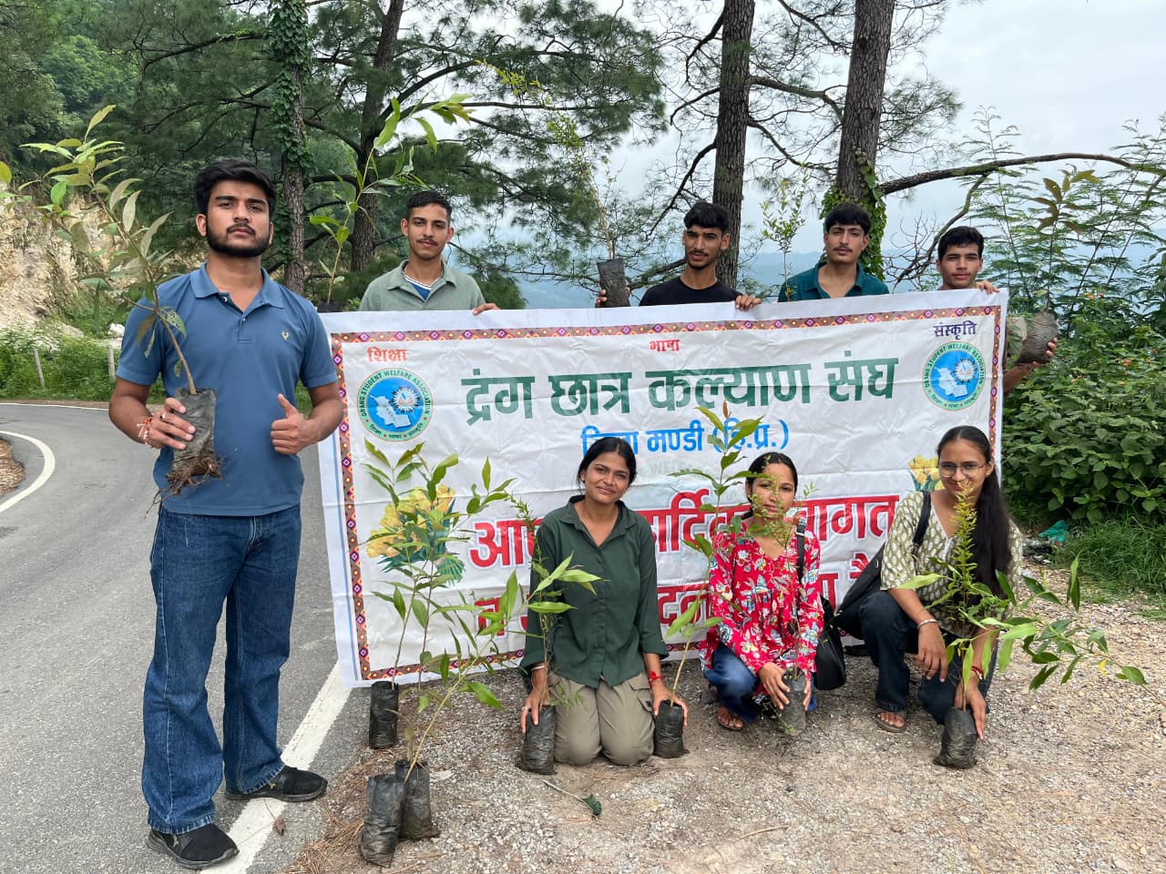 पौधरोपण करने के बाद द्रंग छात्र कल्याण संघ के प्रतिनिधि। पौधरोपण करने के बाद द्रंग छात्र कल्याण संघ के प्रतिनिधि।