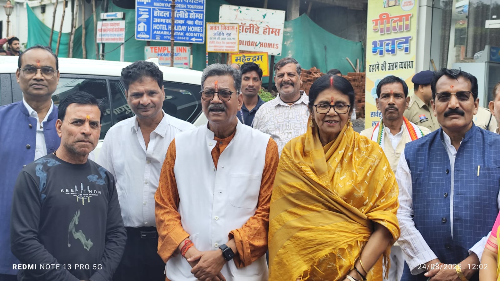 लाेगाे के बीच नेता प्रतिपक्ष  व सांसद