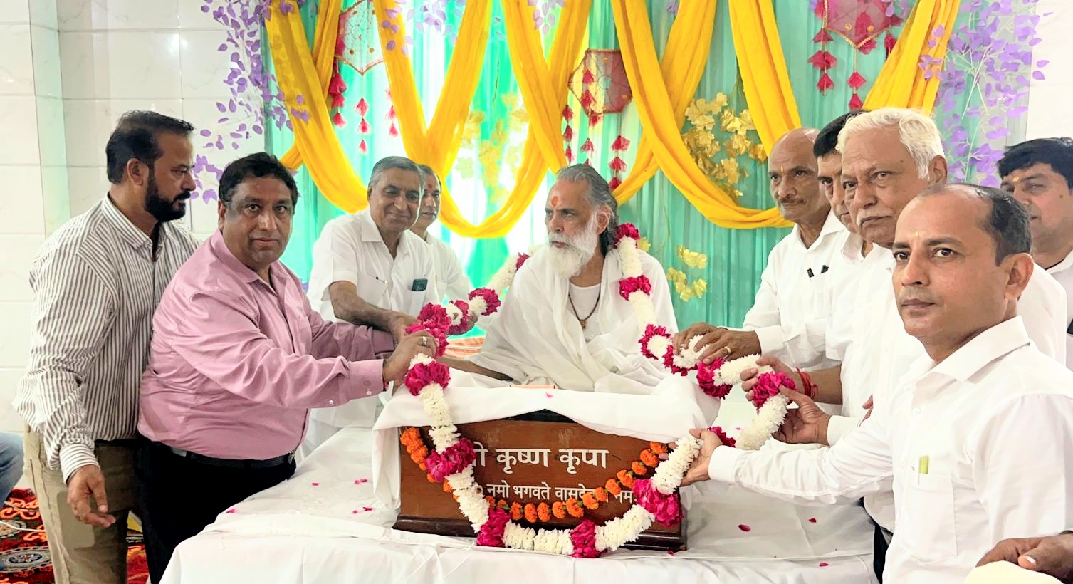 पानीपत रघुनाथ धाम में स्वामी ज्ञानानंद महाराज का स्वागत करते प्रधान रमेश माटा। पानीपत रघुनाथ धाम में स्वामी ज्ञानानंद महाराज का स्वागत करते प्रधान रमेश माटा।
