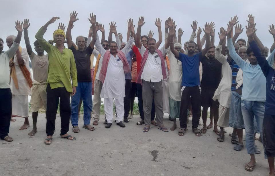 जमालपुर। जादोपुर महोगनी गांव के नाराज ग्रामीण सिंचाई विभाग के खिलाफ प्रदर्शन करते हुए।