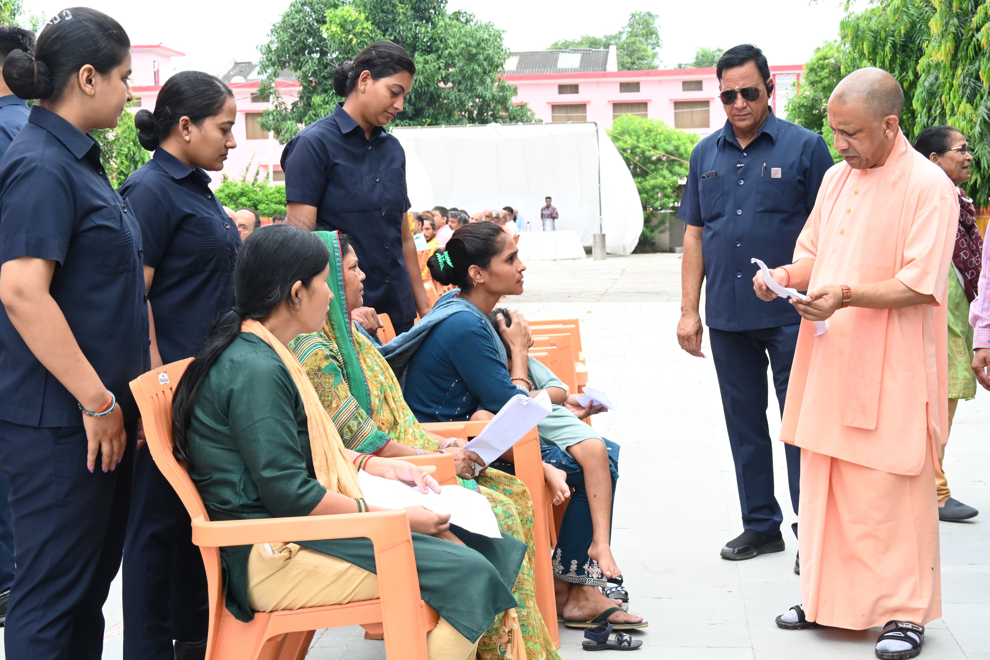 *जनता दर्शन में मुख्यमंत्री योगी आदित्यनाथ ने सुनीं 200 लोगों की समस्याएं* *जनता दर्शन में मुख्यमंत्री योगी आदित्यनाथ ने सुनीं 200 लोगों की समस्याएं*
