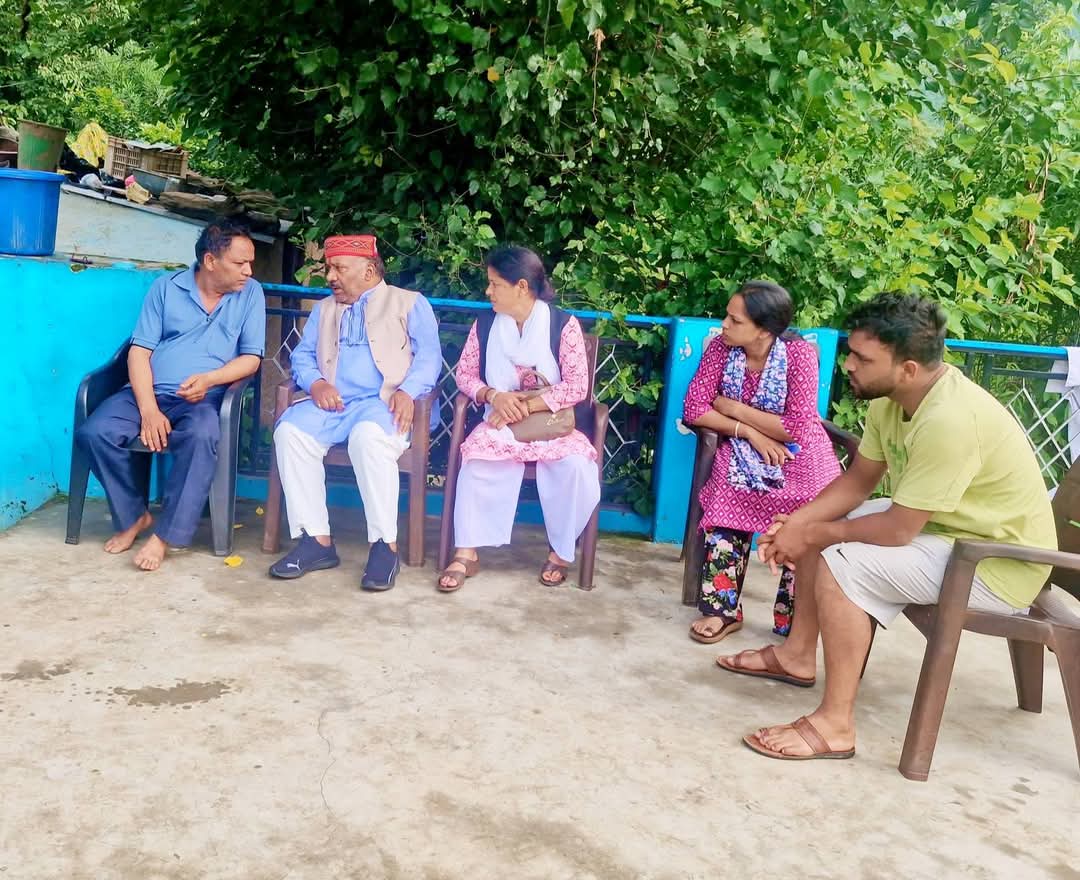 मृतक जितेंद्र कुमार के परिजनों से मुलाकात करते विधायक मृतक जितेंद्र कुमार के परिजनों से मुलाकात करते विधायक