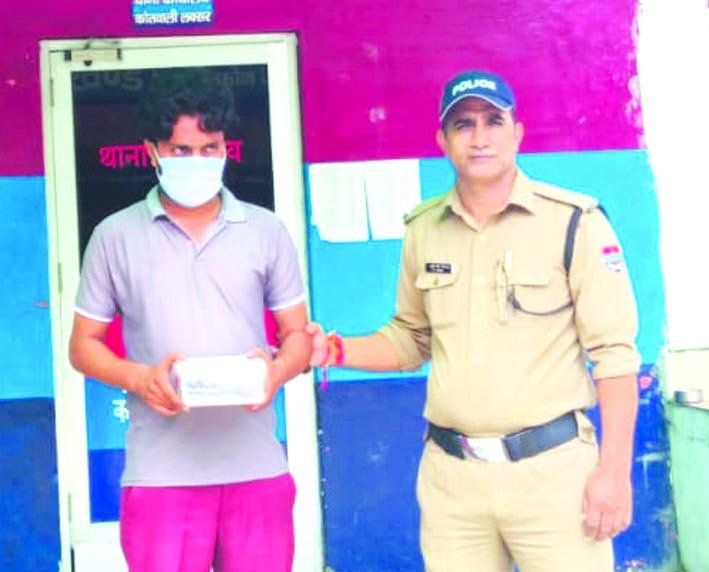 पुलिस गिरफ्त में आरोपित पुलिस गिरफ्त में आरोपित