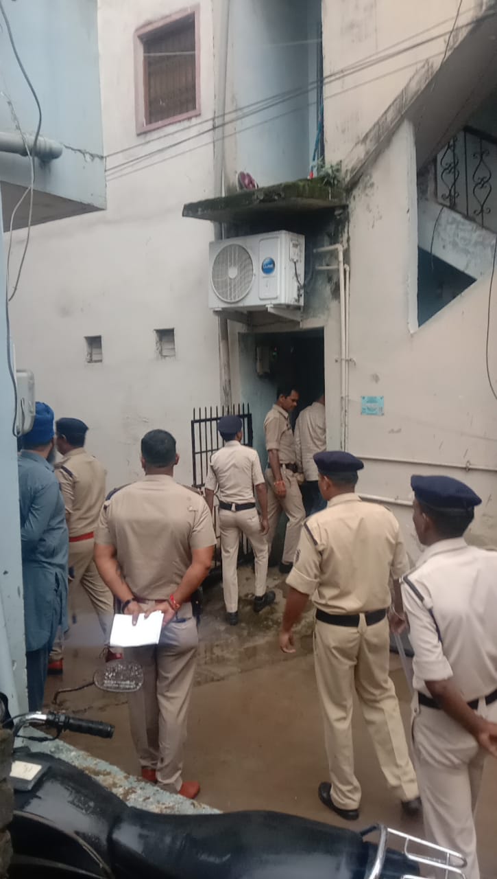 रायपुर पुलिस छापेमार कार्रवाई करती हुई रायपुर पुलिस छापेमार कार्रवाई करती हुई