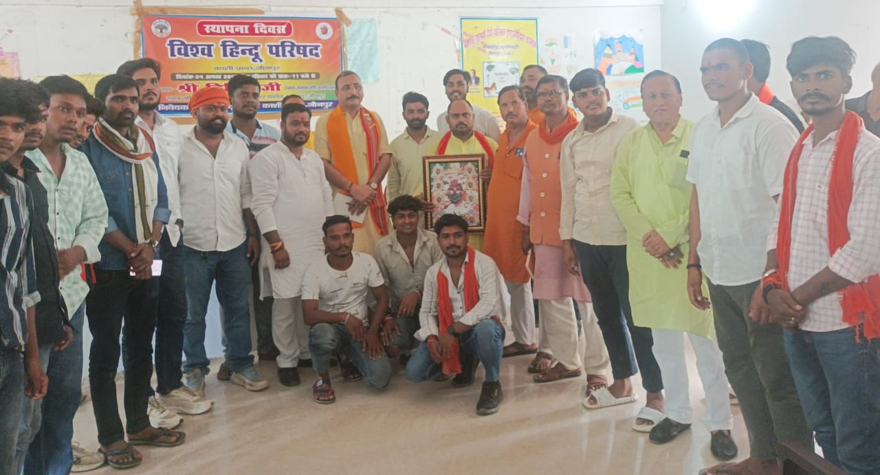 विहिप कार्यकर्ताओं के बीच खड़े हुए नितिन जी विहिप कार्यकर्ताओं के बीच खड़े हुए नितिन जी