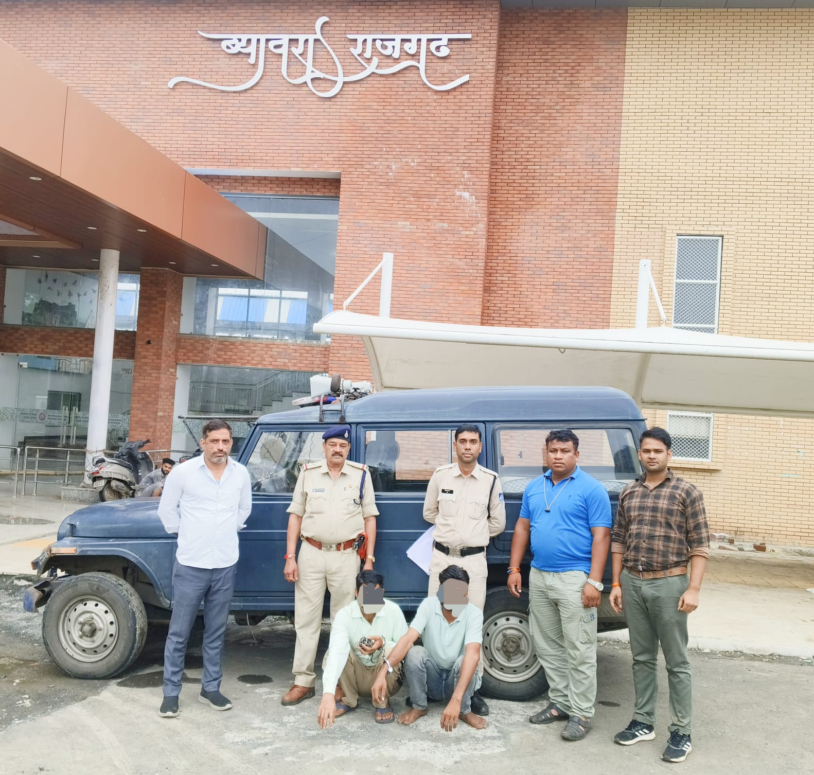 दो सदस्य गिरफ्तार,ढ़ाई लाख का माल बरामद
