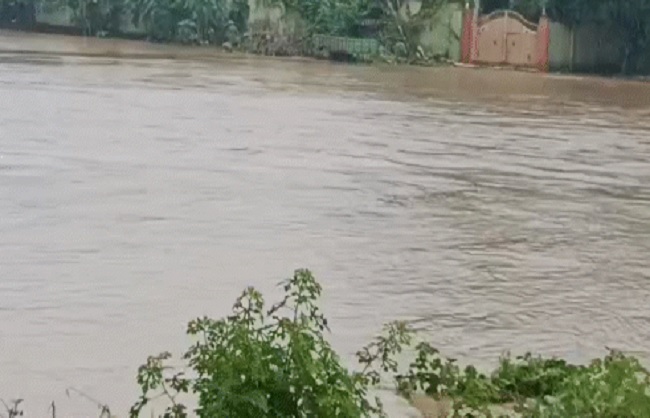 बिहार की फल्गू नदी उफान पर बिहार की फल्गू नदी उफान पर