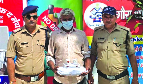 पुलिस गिरफ्त में आरोपित पुलिस गिरफ्त में आरोपित