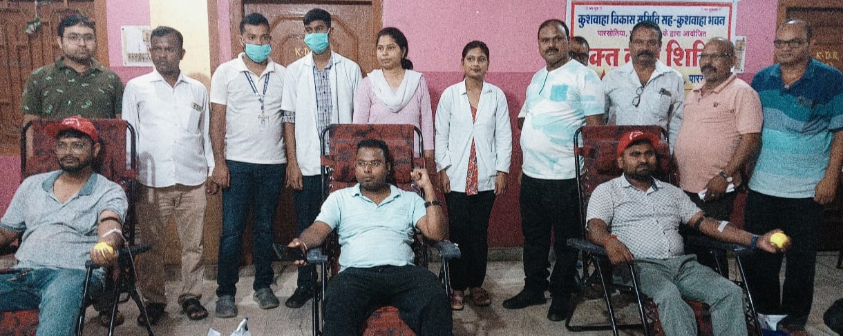 रक्त दान करते लोग