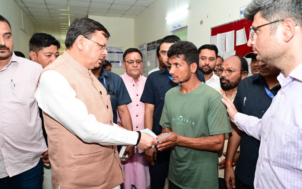 प्रभावितों को राहत राशि देते हुए सीएम पुष्कर सिंह धामी। प्रभावितों को राहत राशि देते हुए सीएम पुष्कर सिंह धामी।
