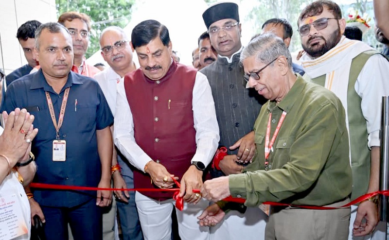 लघु उद्योग भारती के प्रदेश कार्यालय उद्यम सेतु का लोकार्पण करते हुए मुख्यमंत्री डॉ. मोहन यादव लघु उद्योग भारती के प्रदेश कार्यालय उद्यम सेतु का लोकार्पण करते हुए मुख्यमंत्री डॉ. मोहन यादव