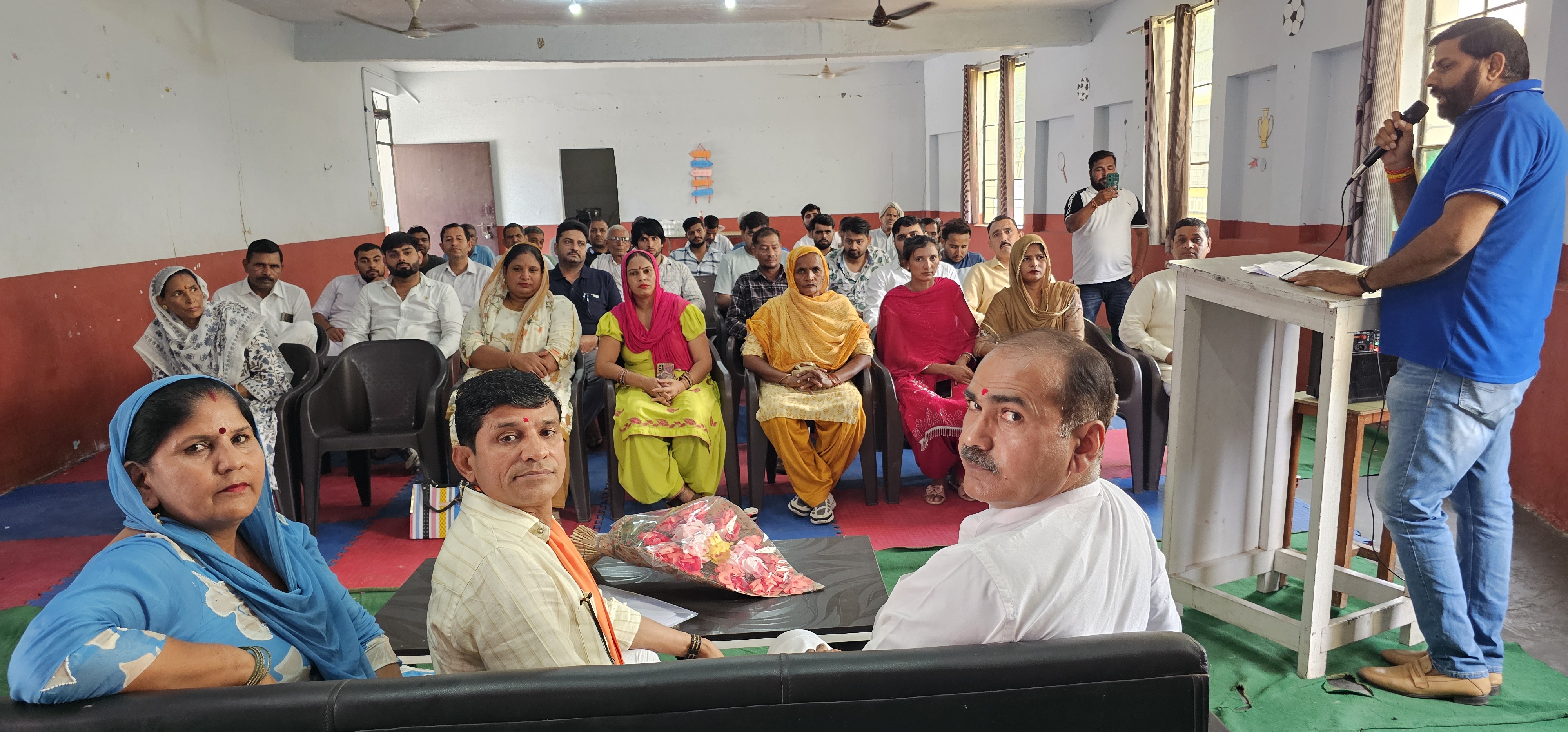 भारतीय जनता पार्टी बहादुरगढ़ की बैठक में मंचासीन नेतागण और मौजूद कार्यकर्ता भारतीय जनता पार्टी बहादुरगढ़ की बैठक में मंचासीन नेतागण और मौजूद कार्यकर्ता