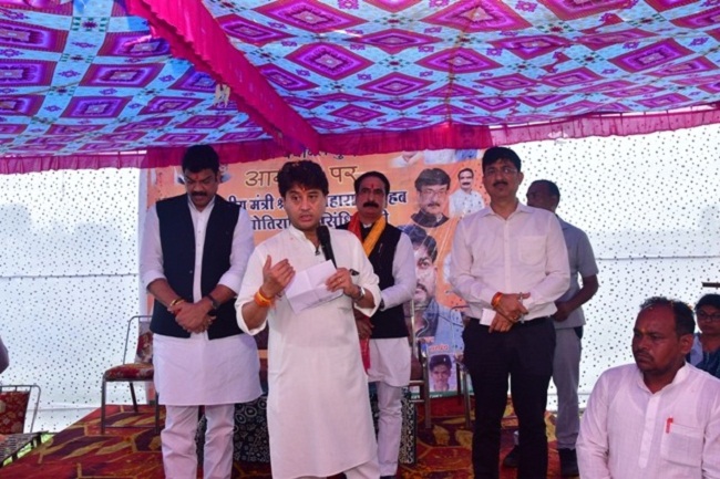 गुना जिले में बाढ़ग्रस्त ग्रामों के भ्रमण के दौरान ग्रामीणों से संवाद करते हुए सिंधिया गुना जिले में बाढ़ग्रस्त ग्रामों के भ्रमण के दौरान ग्रामीणों से संवाद करते हुए सिंधिया