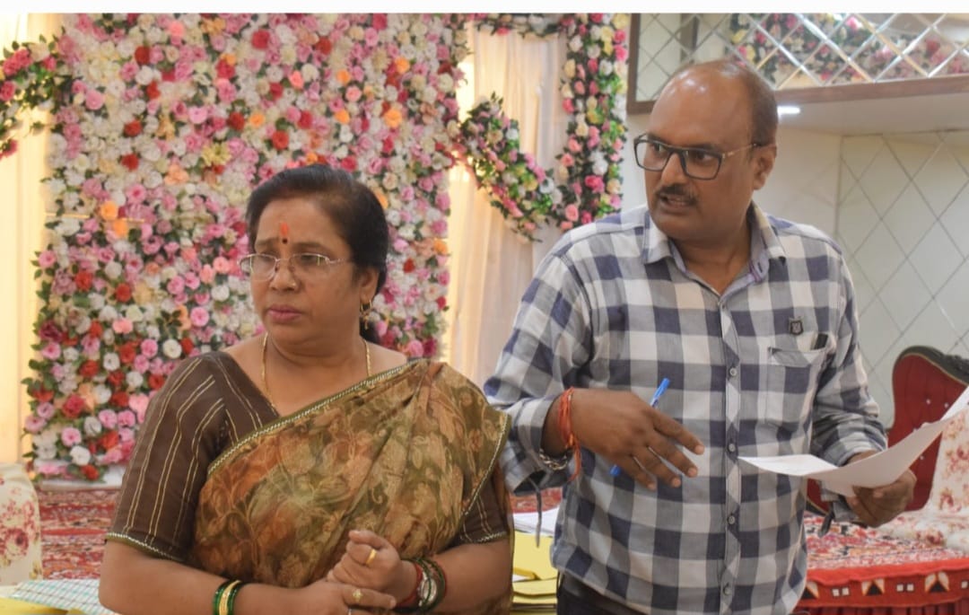 पत्रकारों को पीड़ा सुनाती पीड़ित शिक्षिका