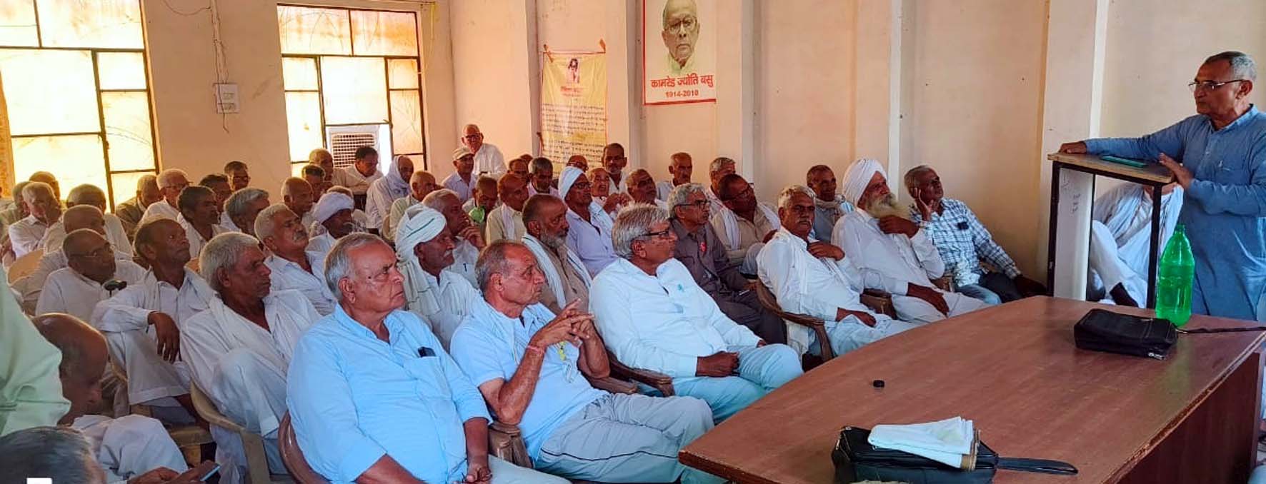 कन्वेंशन को संबोधित करते संगठन पदाधिकारी। कन्वेंशन को संबोधित करते संगठन पदाधिकारी।