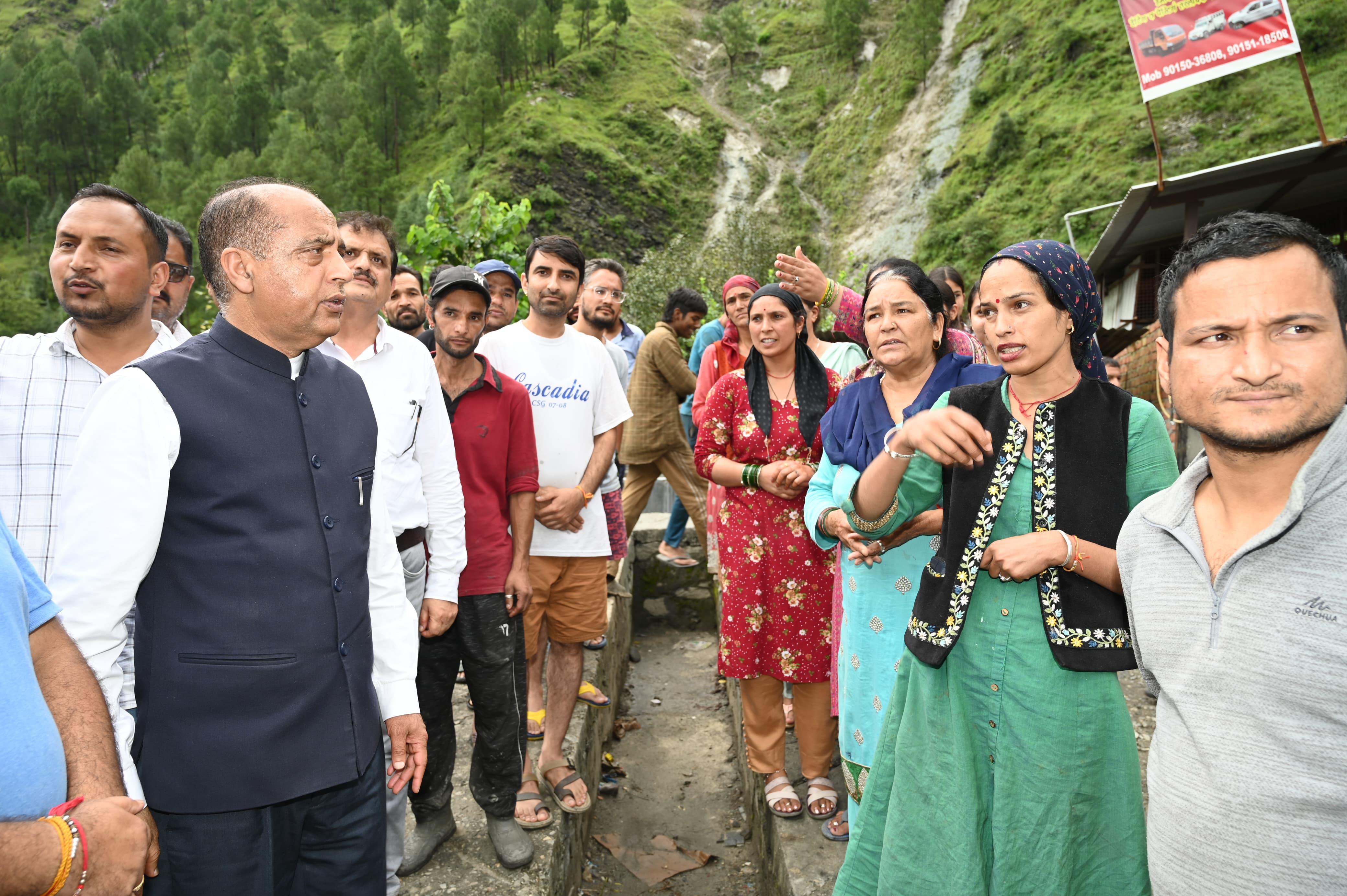 बालीचौकी में आपदा प्रभावित क्षेत्र में लोगों से बात करते हुए जयराम ठाकुर।