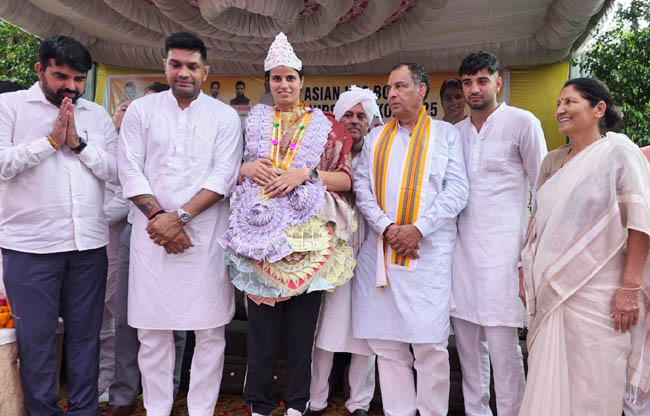 सोनीपत: सिसाना की रितिका दहिया एशियन बॉक्सिंग की स्वर्ण पदक विजेता को आशीर्वाद देते सोनीपत: सिसाना की रितिका दहिया एशियन बॉक्सिंग की स्वर्ण पदक विजेता को आशीर्वाद देते