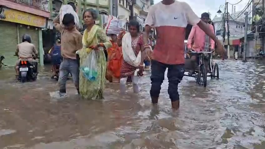 वाराणसी में बारिश के बाद का नजारा