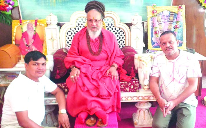 आशीर्वाद लेते हुए आशीर्वाद लेते हुए