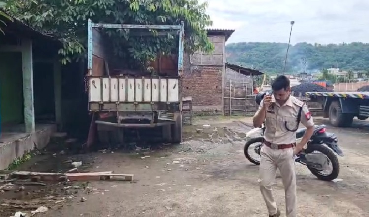 असमः गुवाहाटी के बशिष्ठ थाना क्षेत्र में मिले डेड बॉडी वाले परिसर की जांच करती पुलिस असमः गुवाहाटी के बशिष्ठ थाना क्षेत्र में मिले डेड बॉडी वाले परिसर की जांच करती पुलिस