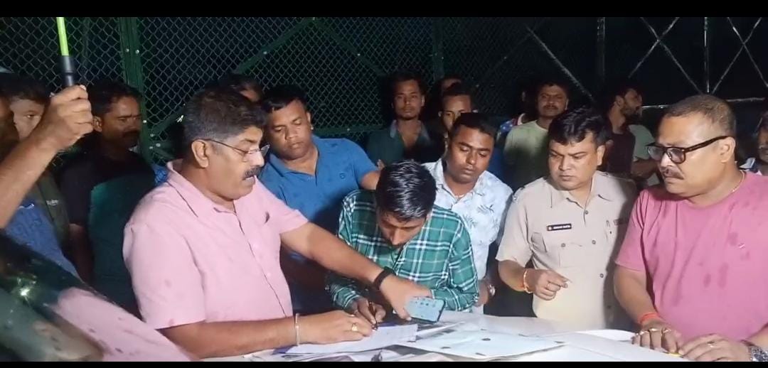 गिरफ्तार युवक गिरफ्तार युवक