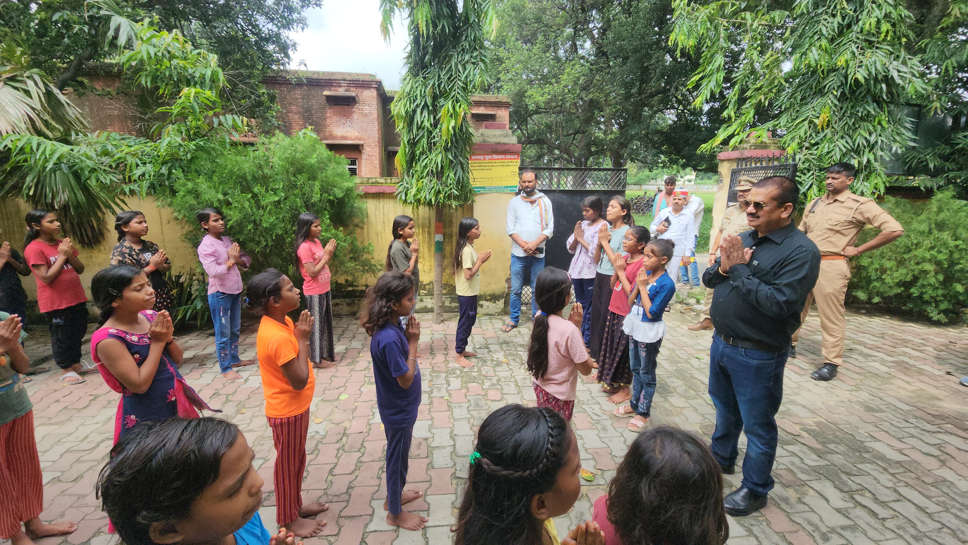 जिलाधिकारी डॉ दिनेश चंद्र सिंह कस्तूरबा गांधी आवासीय विद्यालय में बच्चों के साथ प्रार्थना करते हुए जिलाधिकारी डॉ दिनेश चंद्र सिंह कस्तूरबा गांधी आवासीय विद्यालय में बच्चों के साथ प्रार्थना करते हुए