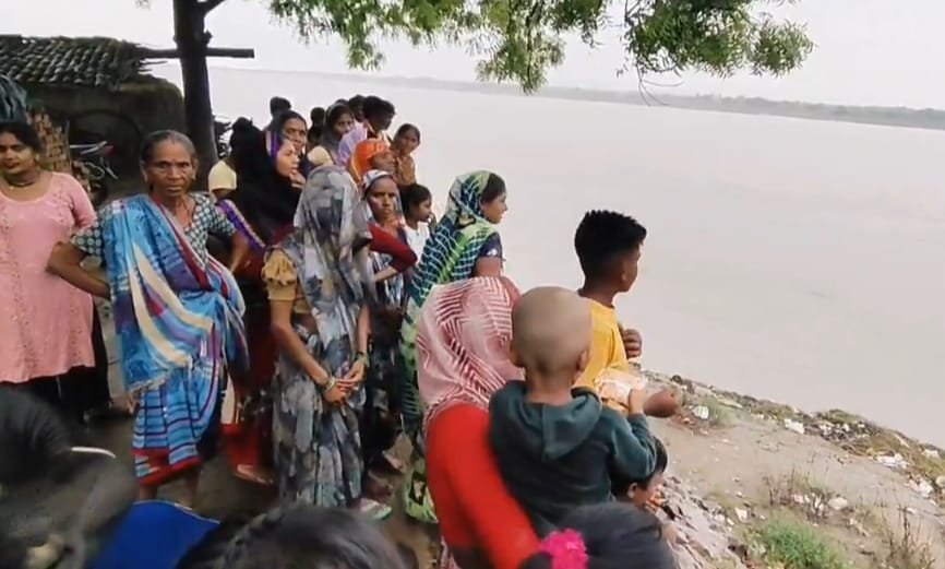 दंपत्ति में विवाद होने की शिकायत पर पति ने यमुना नदी में लगाई छलांग दंपत्ति में विवाद होने की शिकायत पर पति ने यमुना नदी में लगाई छलांग