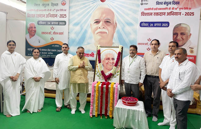 सोनीपत: ब्रह्माकुमारी ईश्वरीय विश्वविद्यालय में दादी प्रकाशमणि को श्रद्धाजंलि देते हुए मेयर राजीव जैन सोनीपत: ब्रह्माकुमारी ईश्वरीय विश्वविद्यालय में दादी प्रकाशमणि को श्रद्धाजंलि देते हुए मेयर राजीव जैन