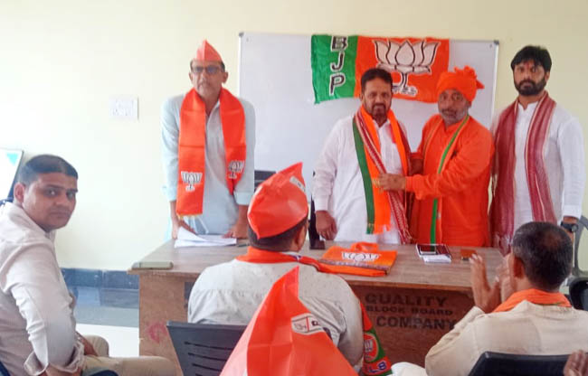 सोनीपत: प्रदेश कार्यकारिणी सदस्य आजाद सिंह नेहरा का स्वाग करते हुए सुखबीर प्रजापत सोनीपत: प्रदेश कार्यकारिणी सदस्य आजाद सिंह नेहरा का स्वाग करते हुए सुखबीर प्रजापत