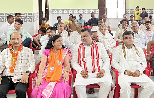 सोनीपत: प्रभारी डॉ.किरण कलकल, गोहाना जिला अध्यक्ष बिजेंद्र मलिक, पूर्व प्रत्याशी प्रदीप सांगवान। सोनीपत: प्रभारी डॉ.किरण कलकल, गोहाना जिला अध्यक्ष बिजेंद्र मलिक, पूर्व प्रत्याशी प्रदीप सांगवान।
