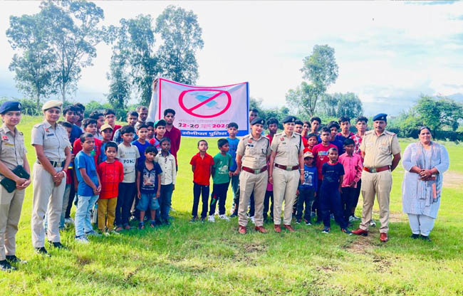 सोनीपत: खेल के मैदान पर नशा मुक्ति अभयान चलाते पुलिस अधिकारी सोनीपत: खेल के मैदान पर नशा मुक्ति अभयान चलाते पुलिस अधिकारी