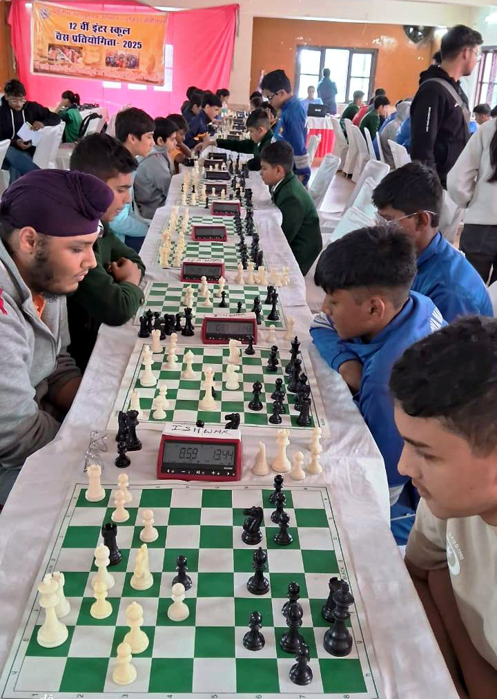 शतरंज प्रतियोगिता में दांव चलते बच्चे।