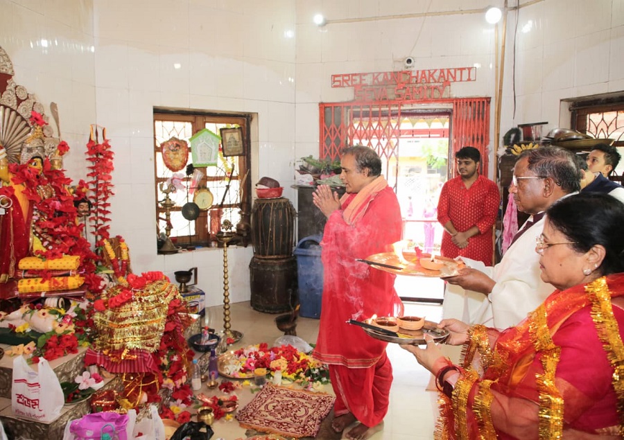 असमः सिलचर के उदारबंद स्थित श्री कच्चाकांति मंदिर में राज्यपाल ने प्रथम महिला के साथ की पूजा-अर्चना असमः सिलचर के उदारबंद स्थित श्री कच्चाकांति मंदिर में राज्यपाल ने प्रथम महिला के साथ की पूजा-अर्चना
